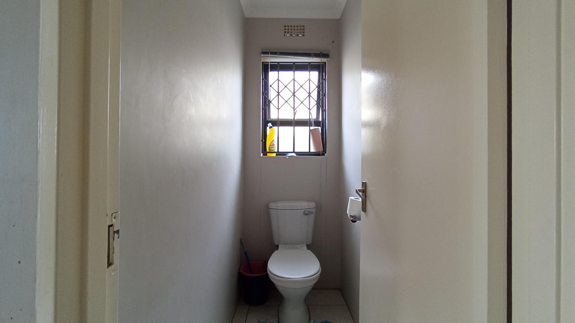 Bathroom 1 - 6 square meters of property in Clayville