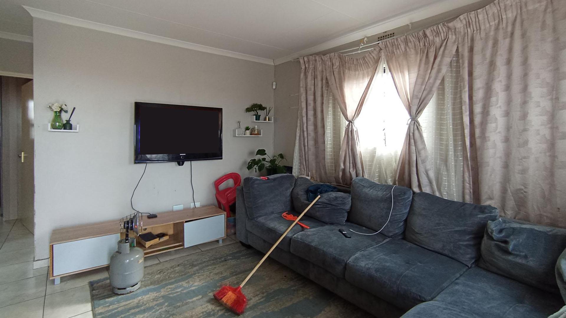 Lounges - 16 square meters of property in Clayville