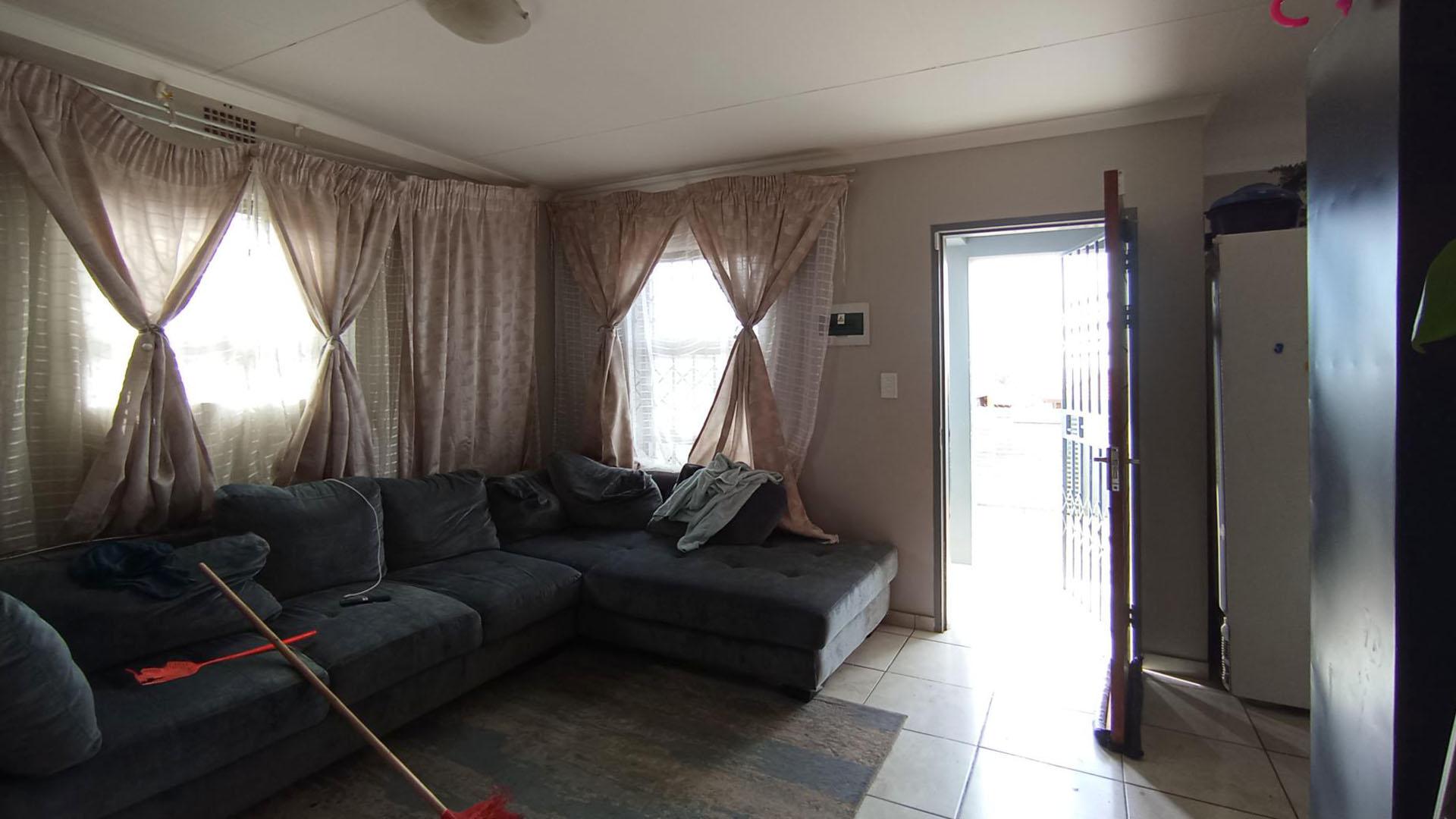 Lounges - 16 square meters of property in Clayville