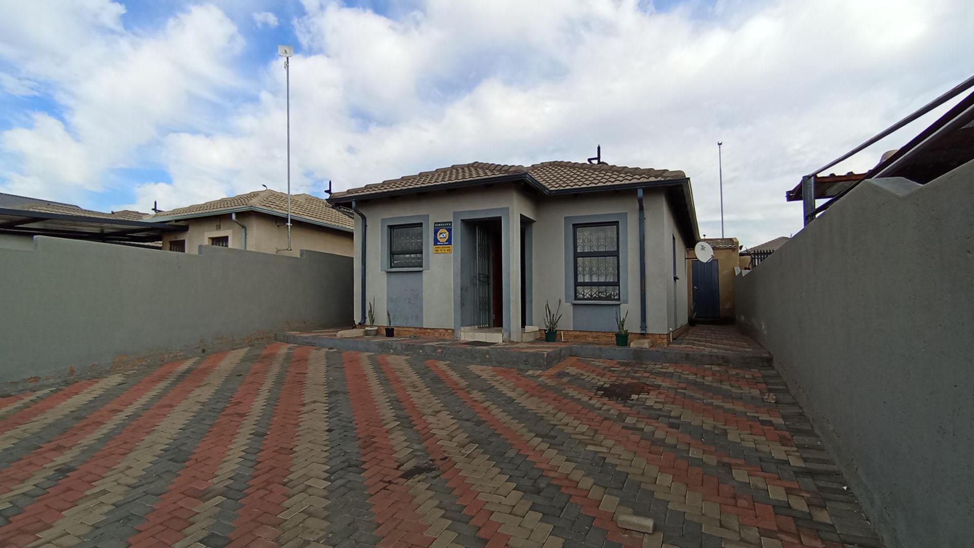 Front View of property in Clayville