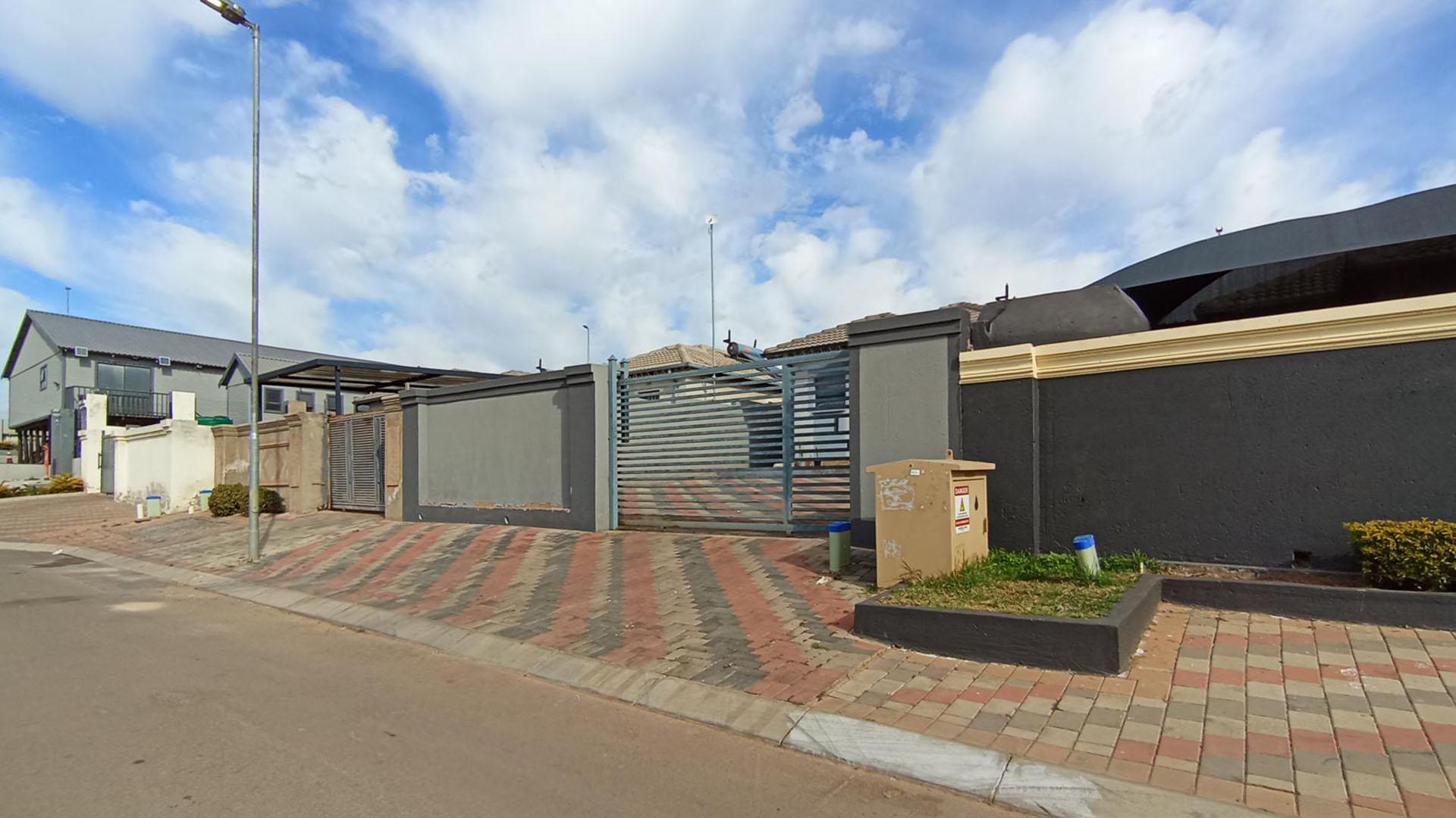 Front View of property in Clayville