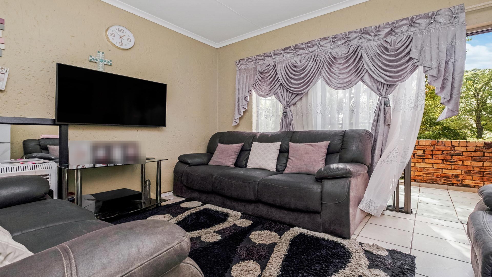 Lounges - 14 square meters of property in Wilgeheuwel 