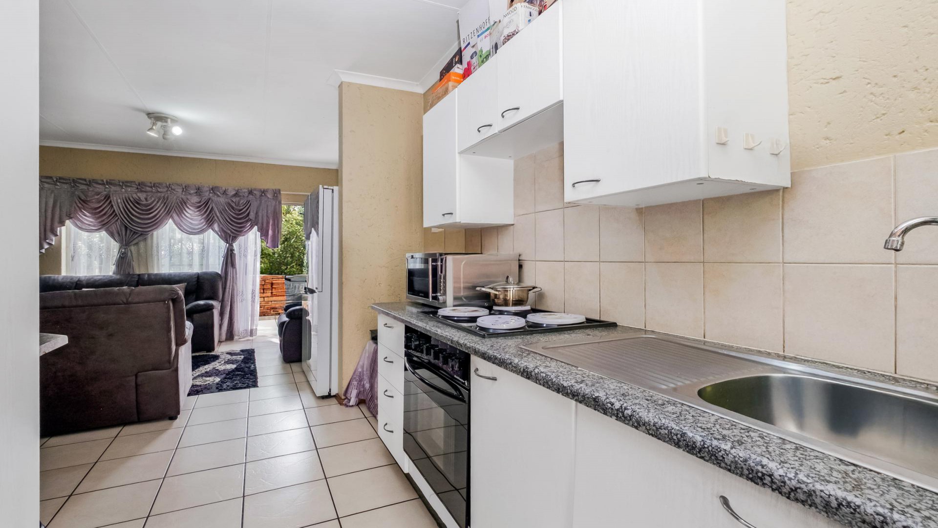 Kitchen - 8 square meters of property in Wilgeheuwel 
