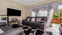 Lounges - 14 square meters of property in Wilgeheuwel 