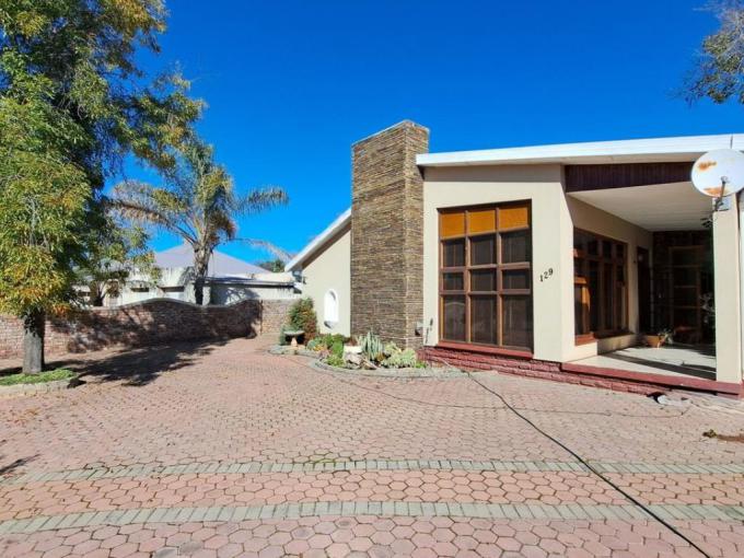 4 Bedroom House to Rent in Oudtshoorn - Property to rent - MR715436