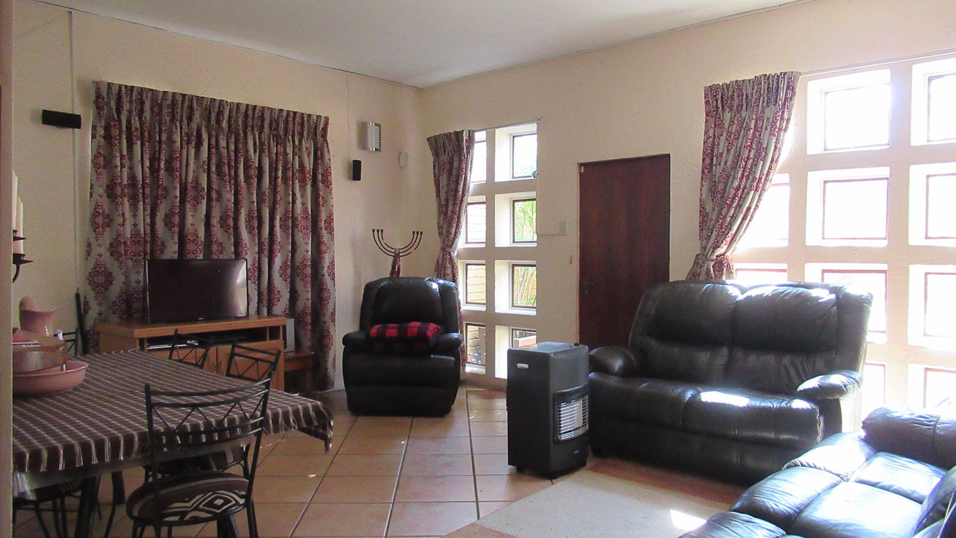 Lounges - 74 square meters of property in Zonnehoeve A.H.