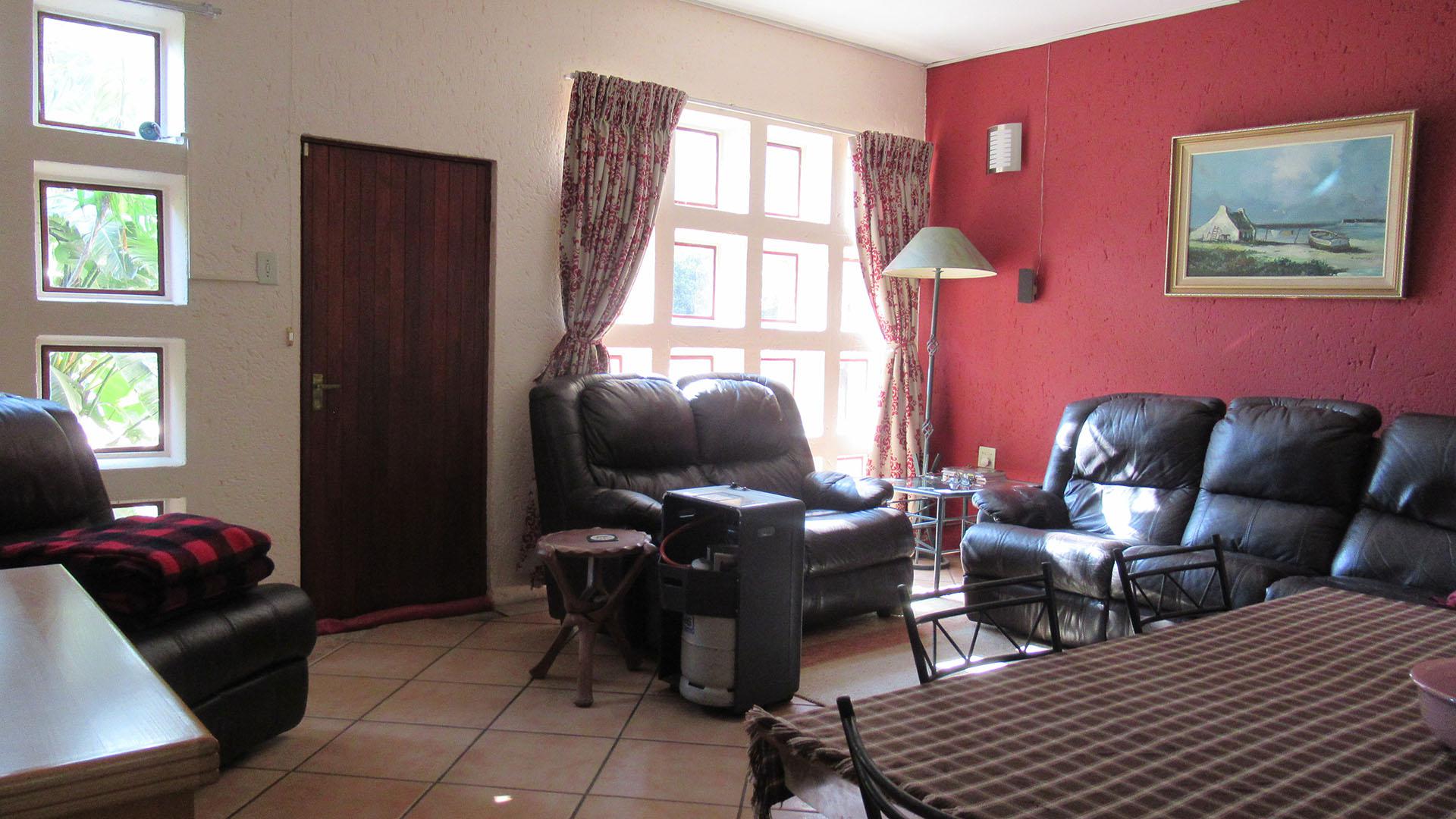Lounges - 74 square meters of property in Zonnehoeve A.H.