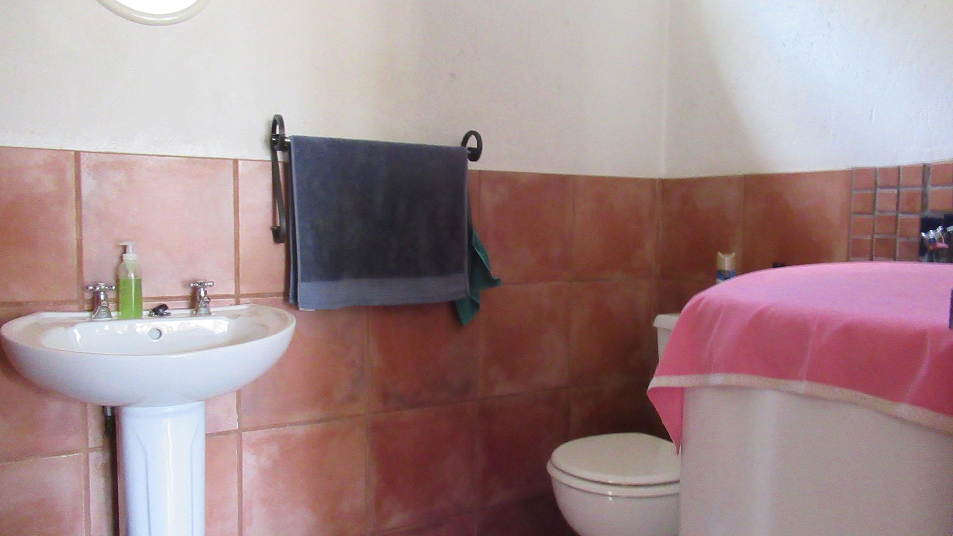 Bathroom 1 - 4 square meters of property in Zonnehoeve A.H.