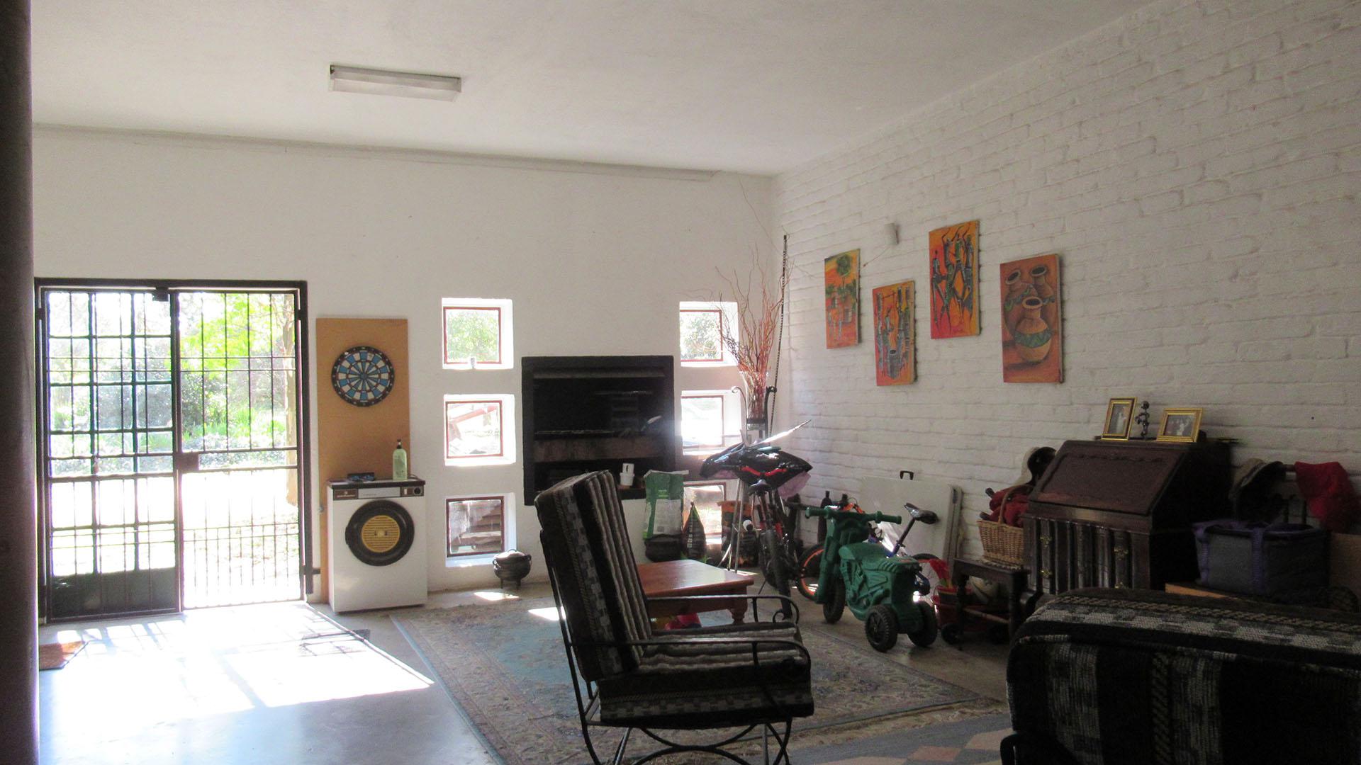Lounges - 74 square meters of property in Zonnehoeve A.H.