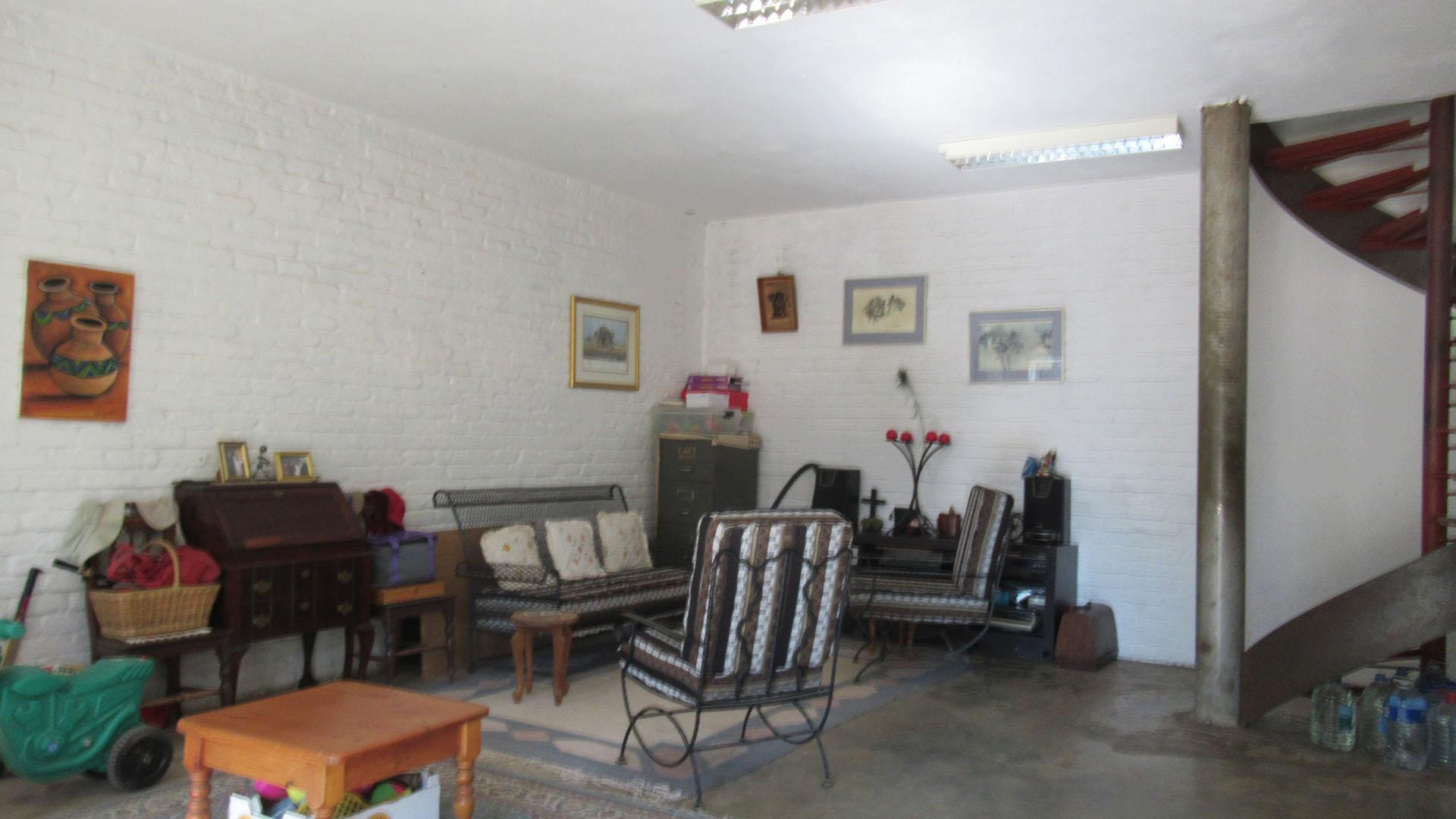 Lounges - 74 square meters of property in Zonnehoeve A.H.