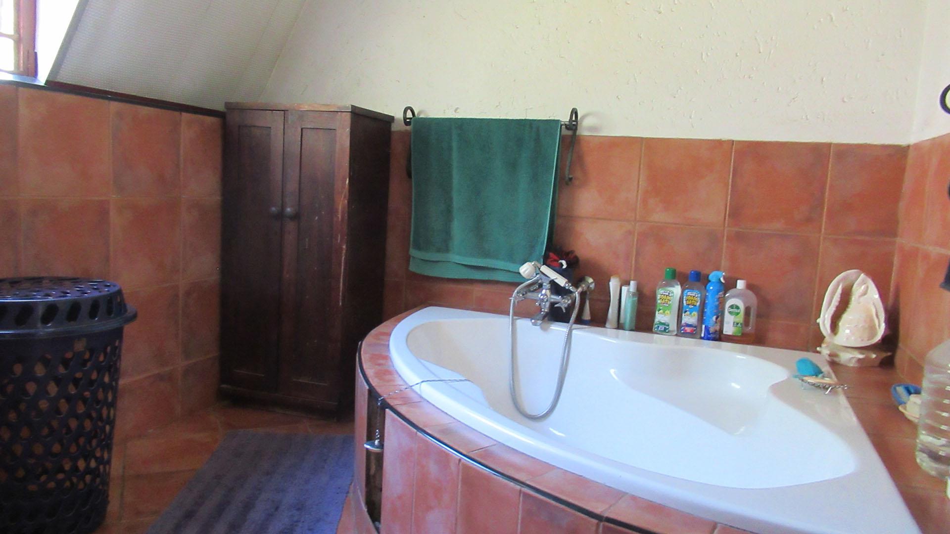 Bathroom 2 - 8 square meters of property in Zonnehoeve A.H.