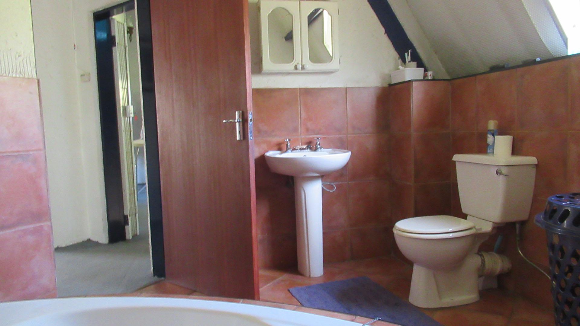Bathroom 2 - 8 square meters of property in Zonnehoeve A.H.