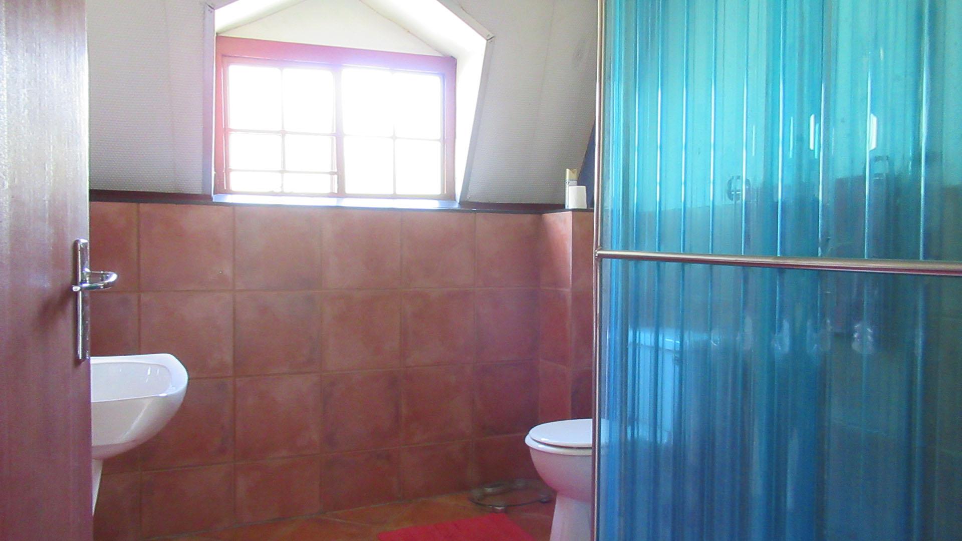 Bathroom 3+ - 6 square meters of property in Zonnehoeve A.H.