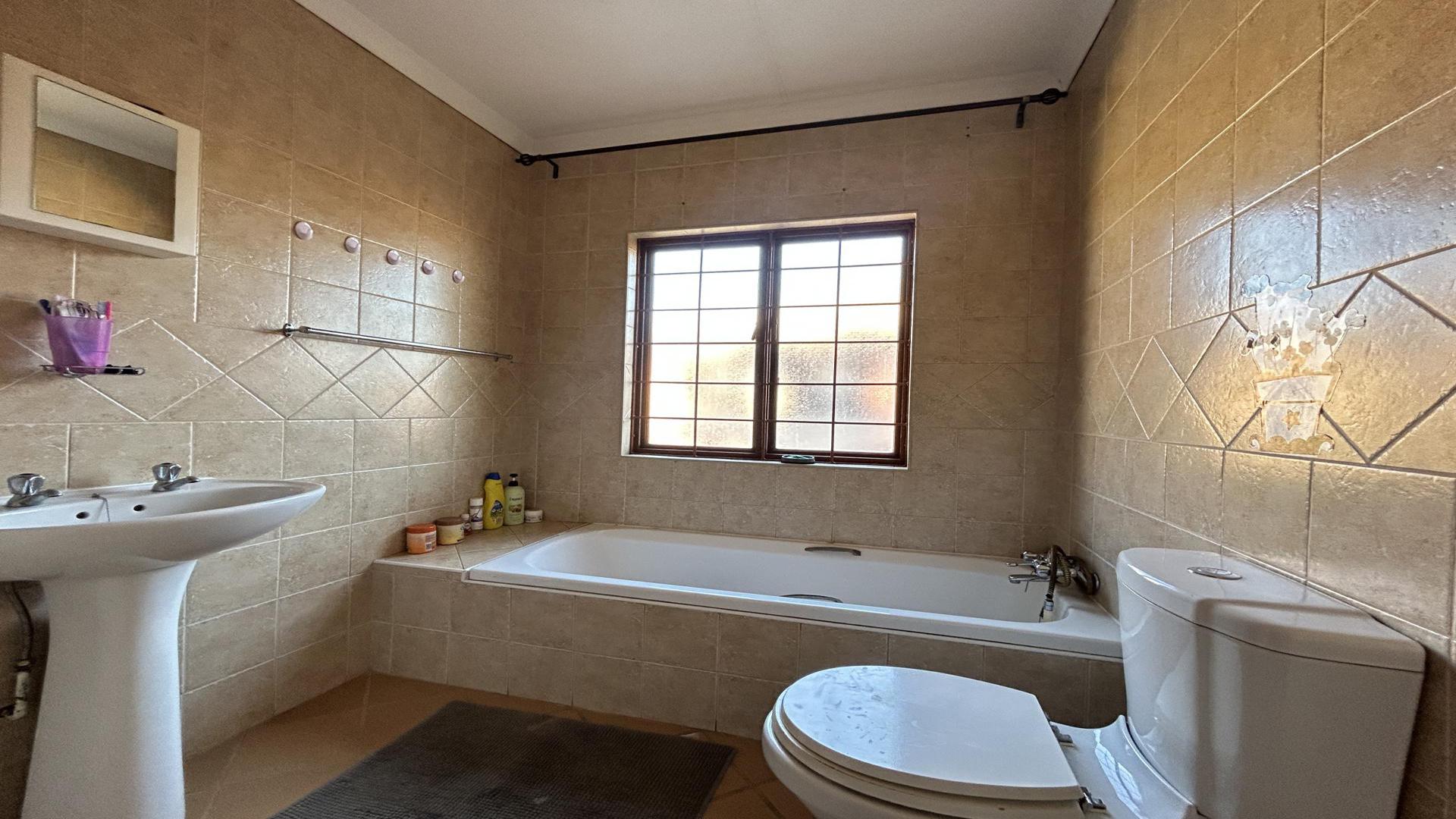 Bathroom 1 of property in Heatherview