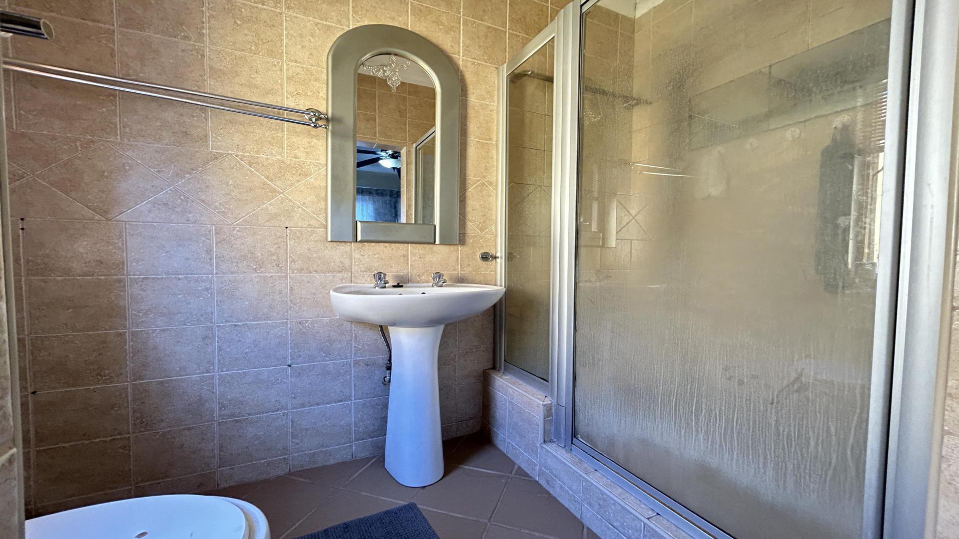 Bathroom 2 of property in Heatherview
