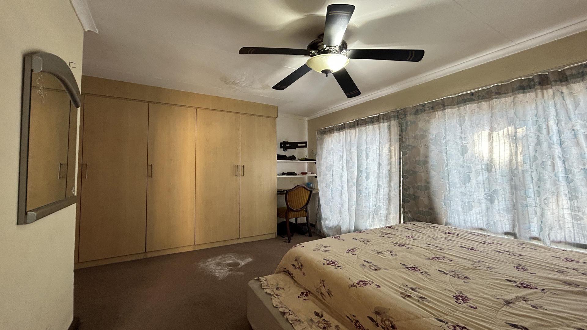 Main Bedroom of property in Heatherview