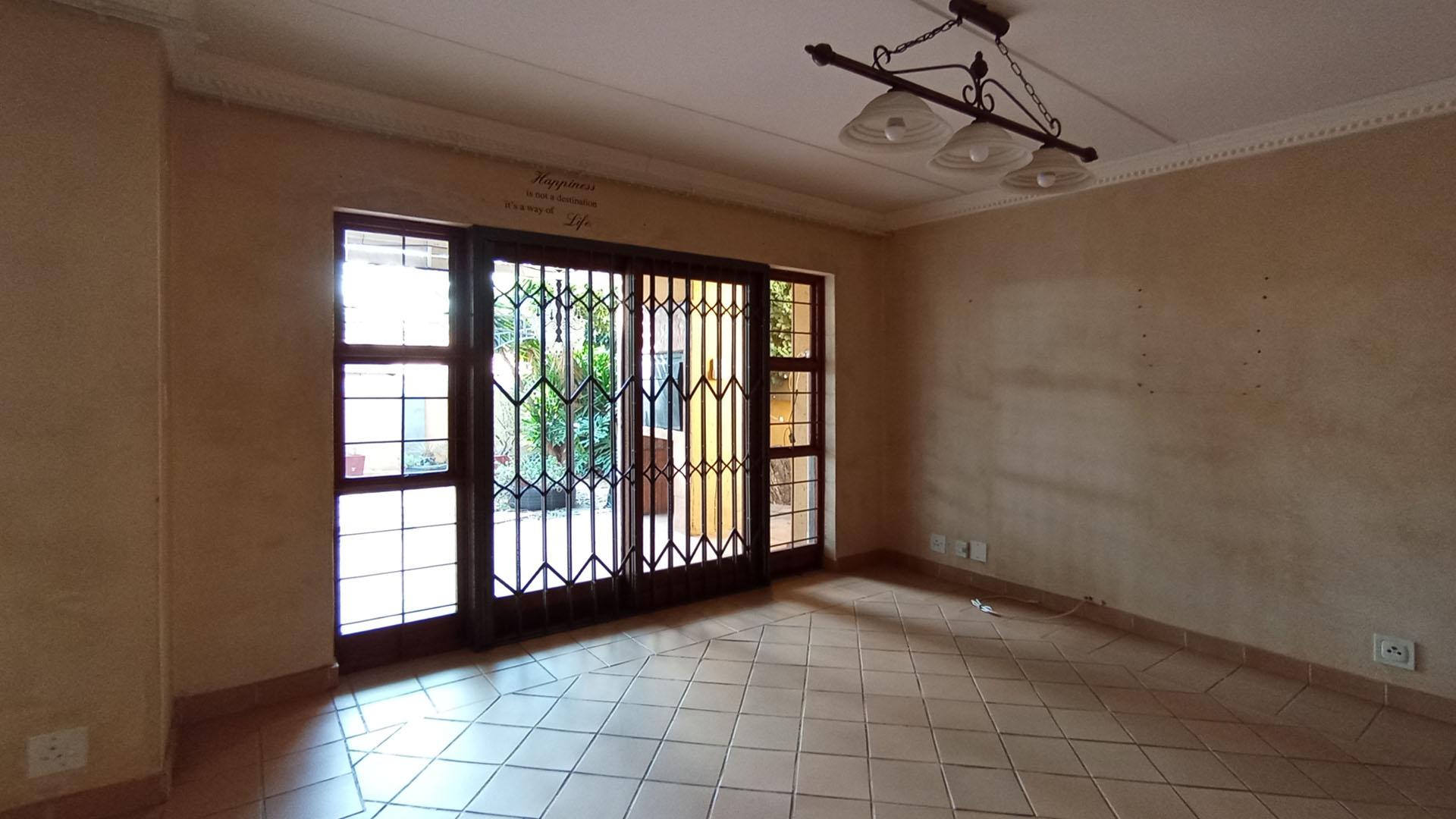 Lounges - 19 square meters of property in Heatherview