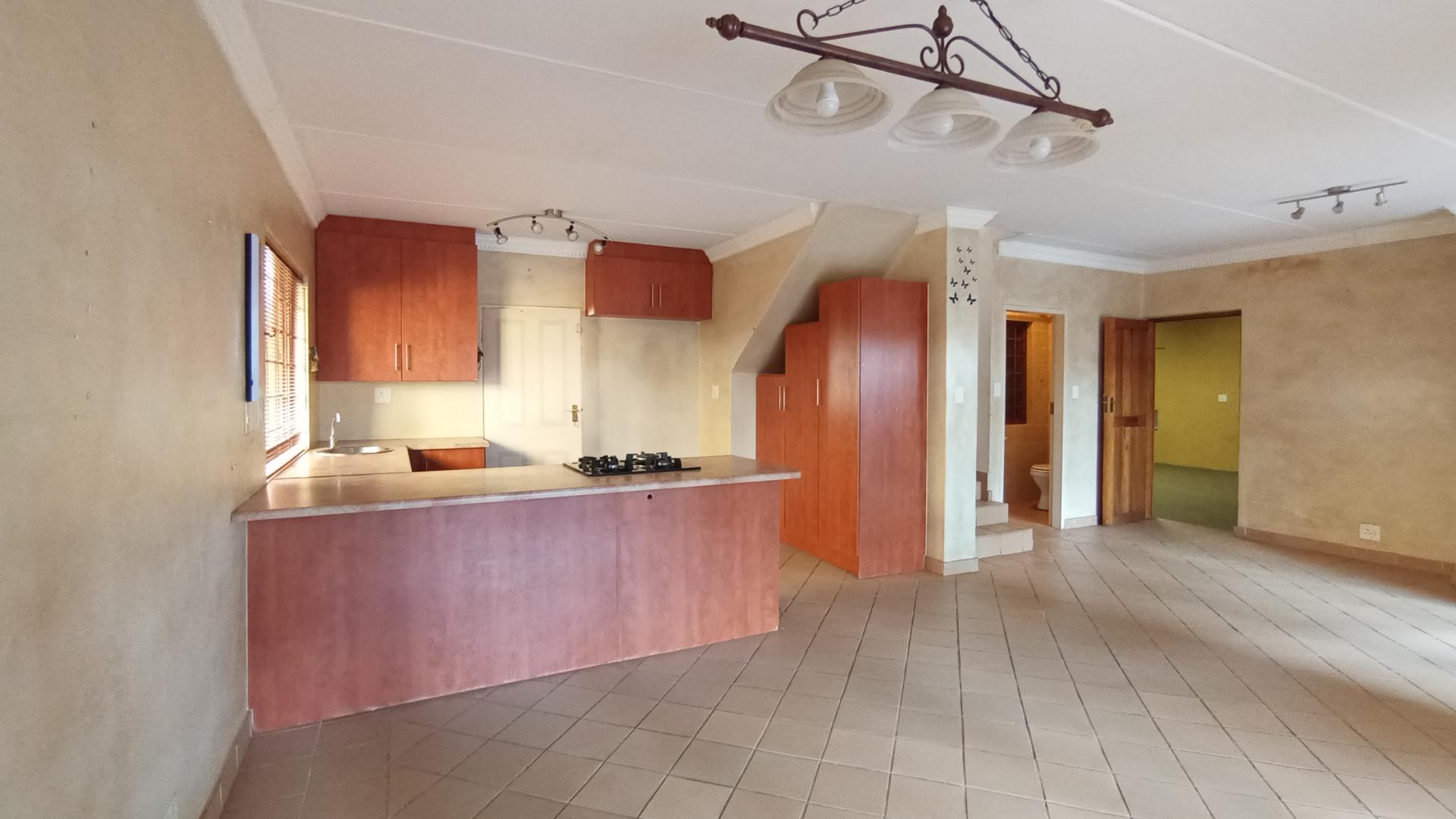 Lounges - 19 square meters of property in Heatherview