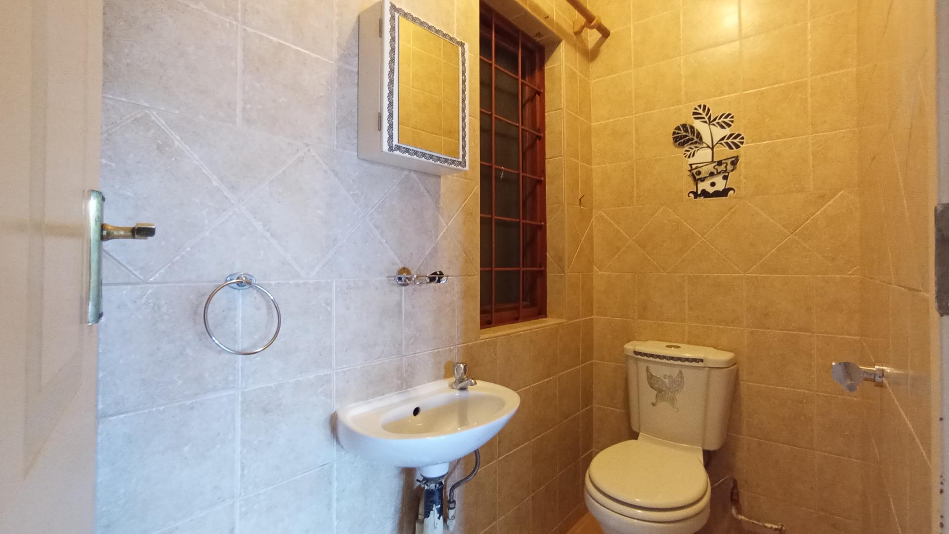 Guest Toilet - 3 square meters of property in Heatherview