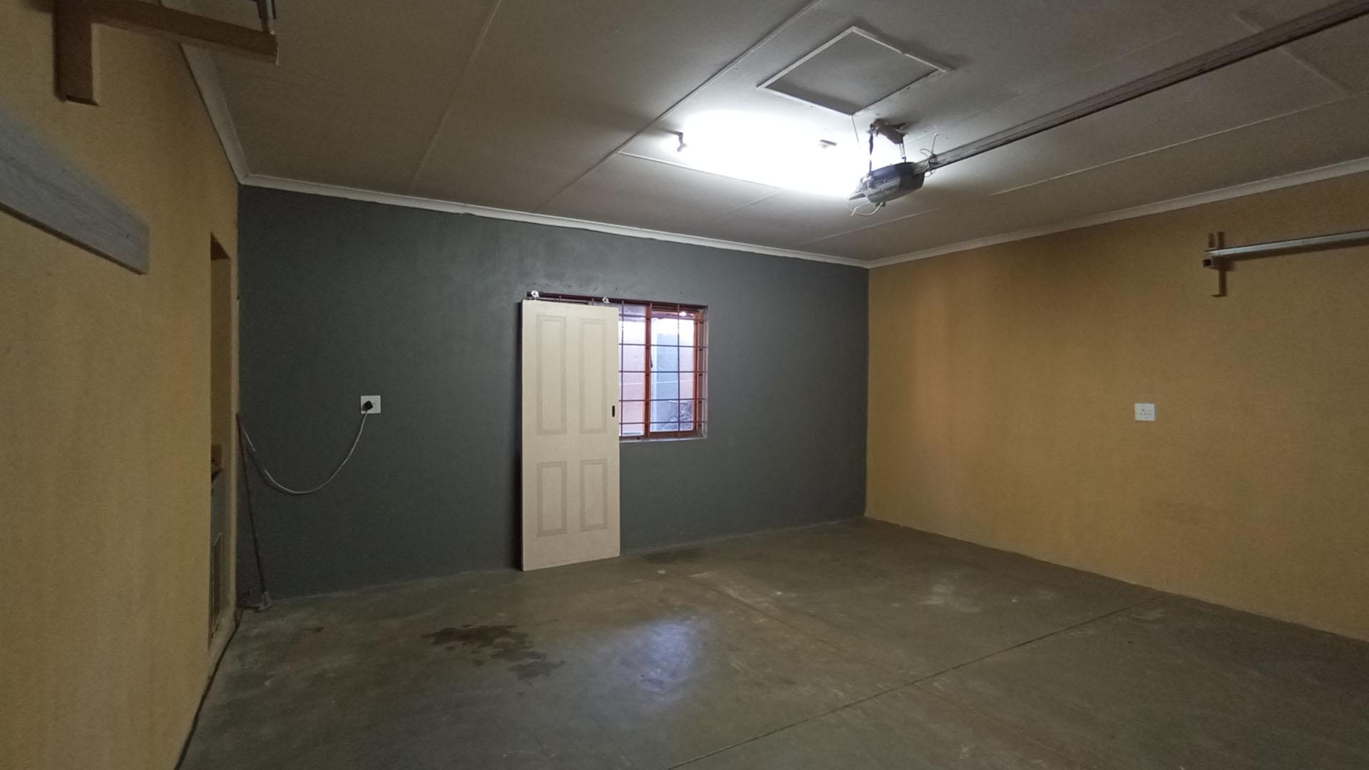 Garage - 51 square meters of property in Heatherview