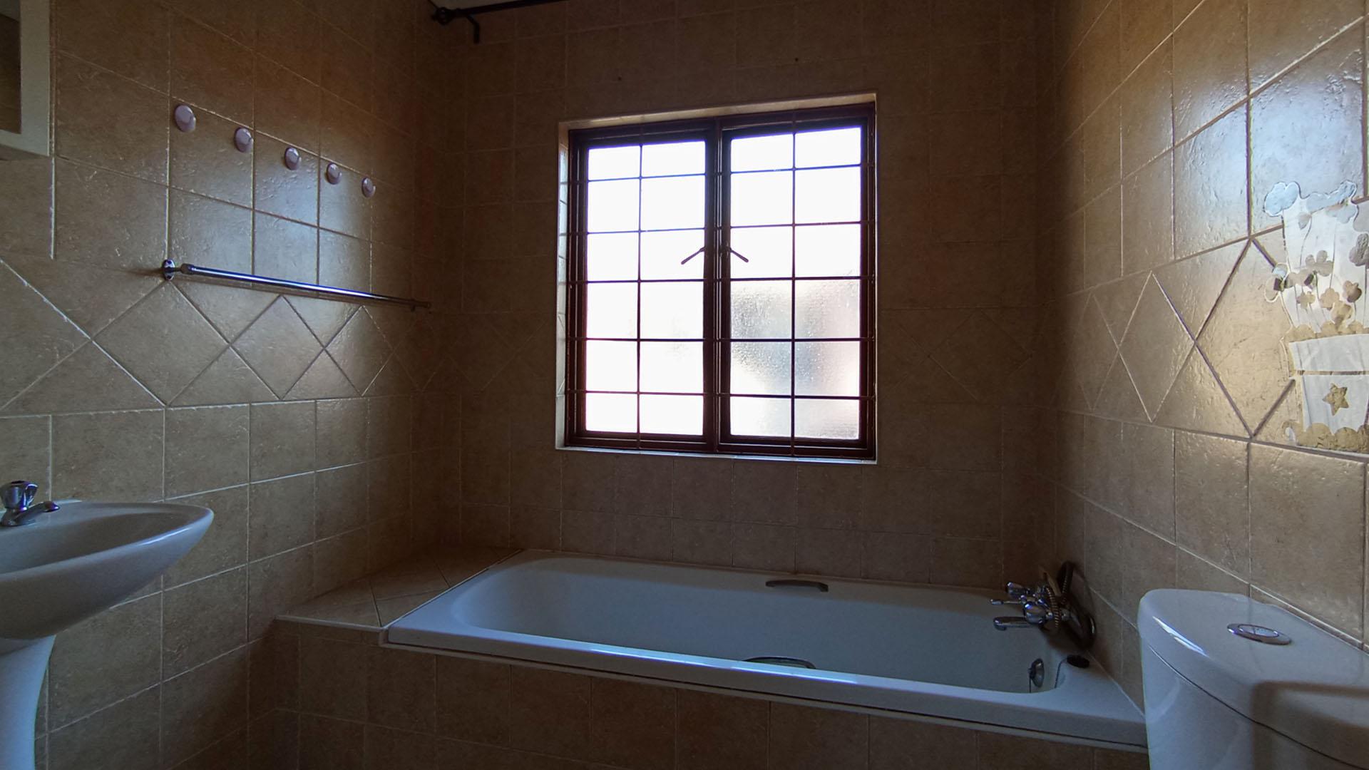 Bathroom 1 - 4 square meters of property in Heatherview