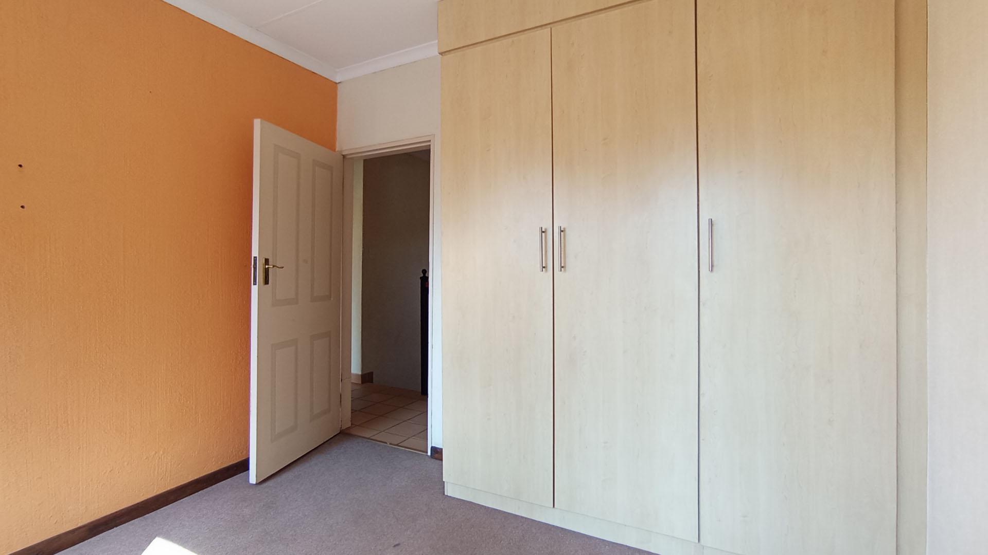 Bed Room 1 - 12 square meters of property in Heatherview