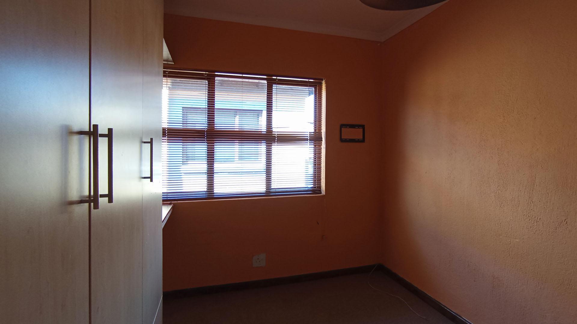 Bed Room 2 - 11 square meters of property in Heatherview