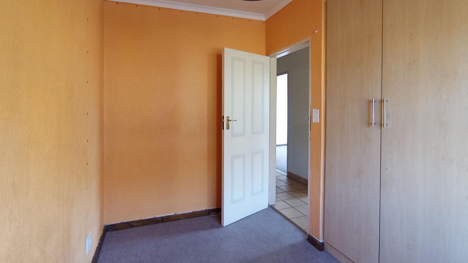 Bed Room 2 - 11 square meters of property in Heatherview