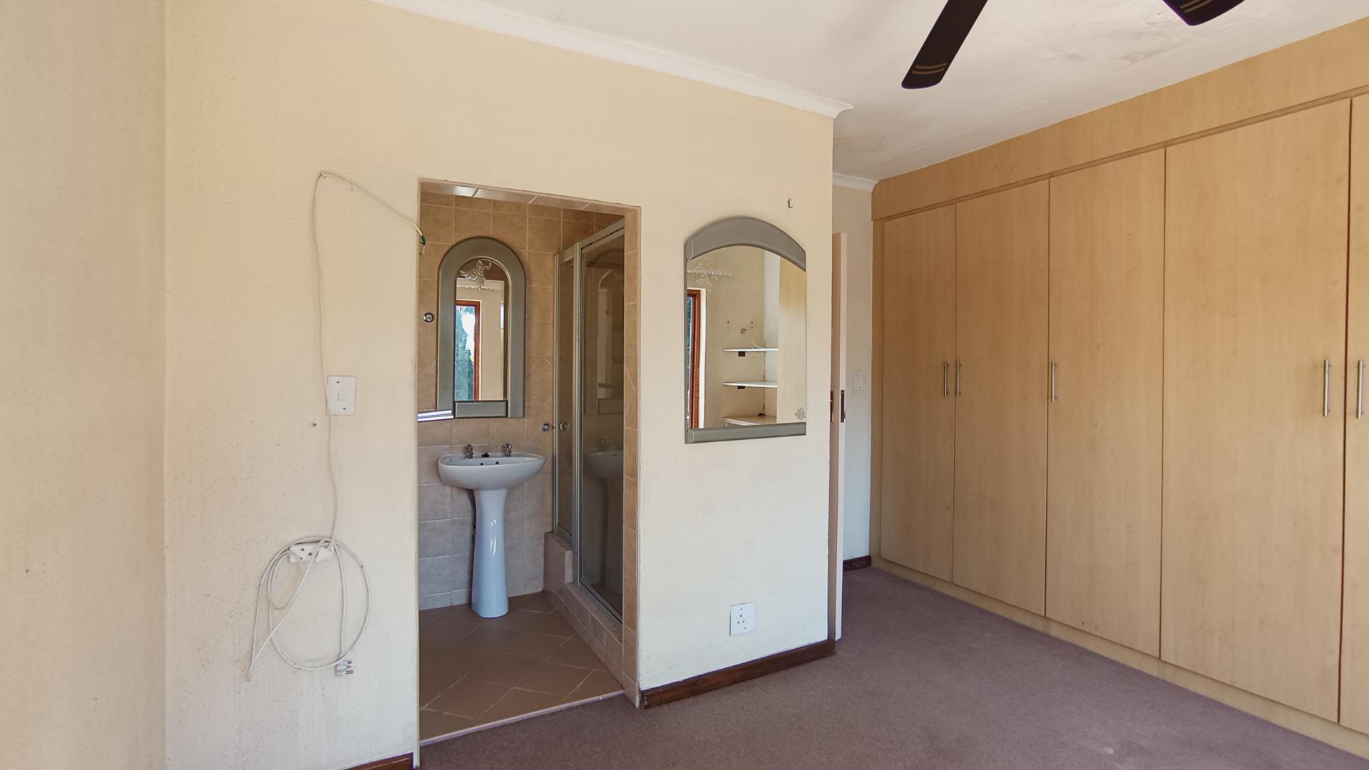 Main Bedroom - 16 square meters of property in Heatherview