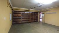 Garage - 51 square meters of property in Heatherview