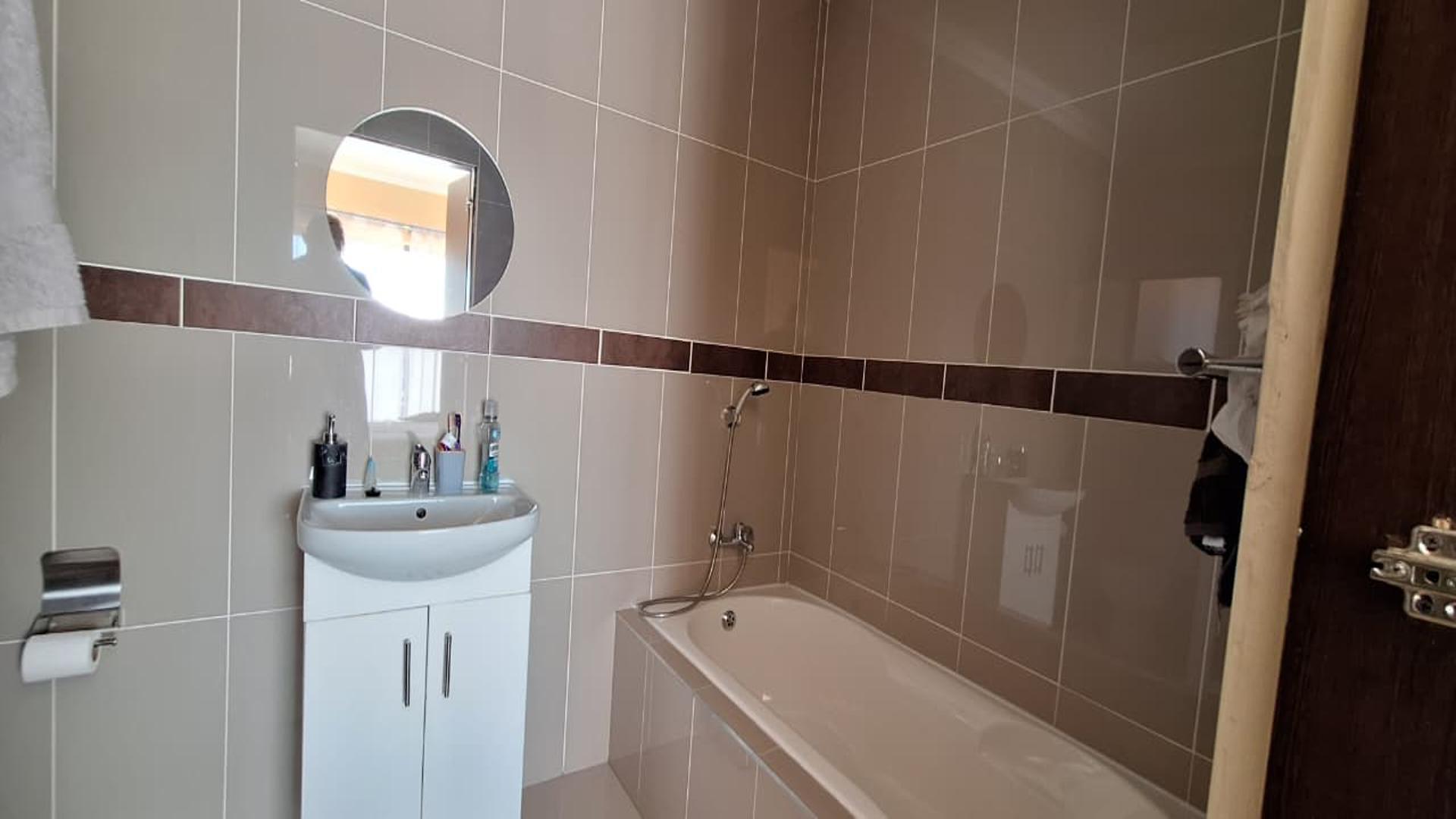 Main Bathroom - 6 square meters of property in Winchester Hills