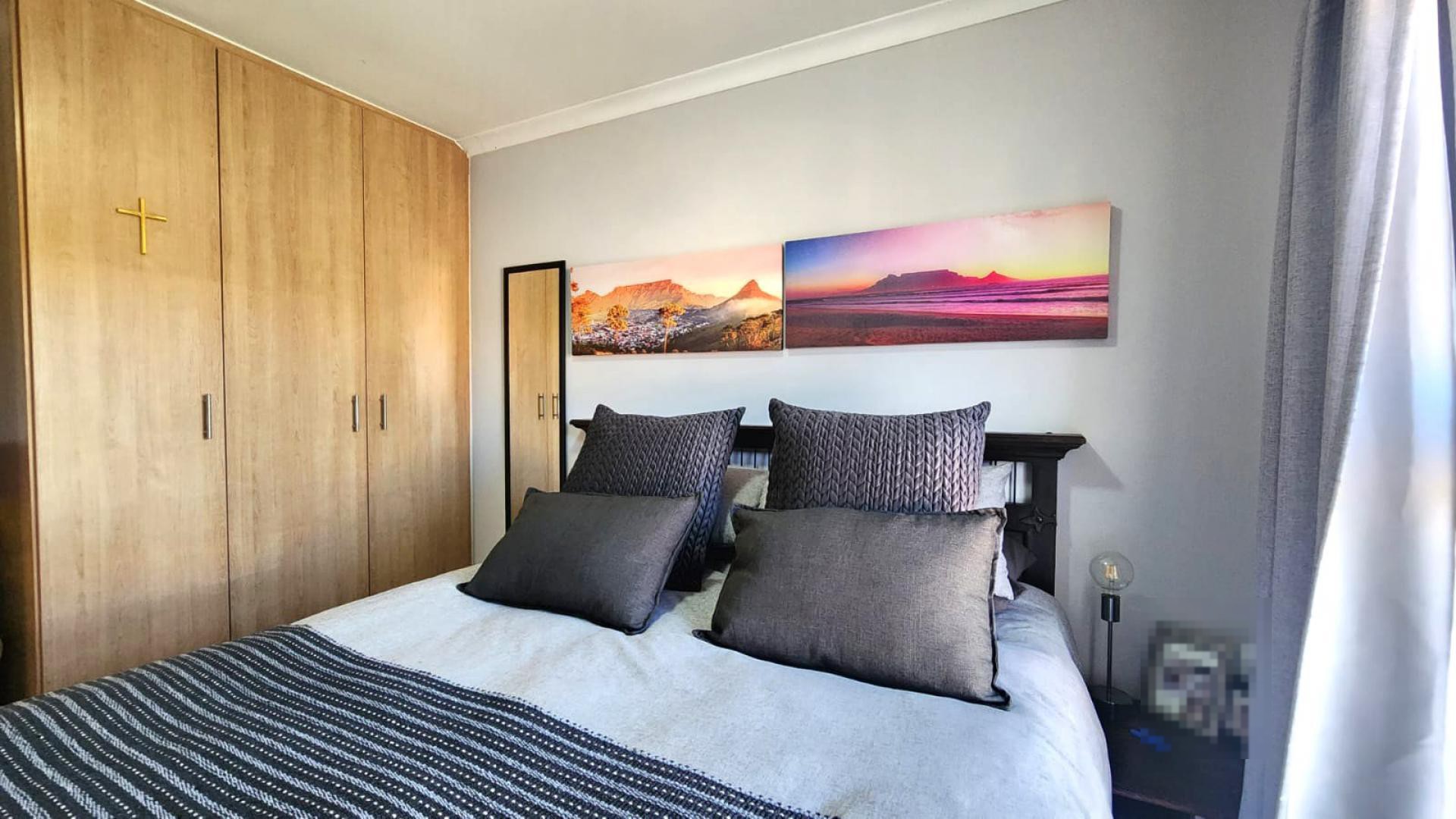 Main Bedroom of property in Olympus