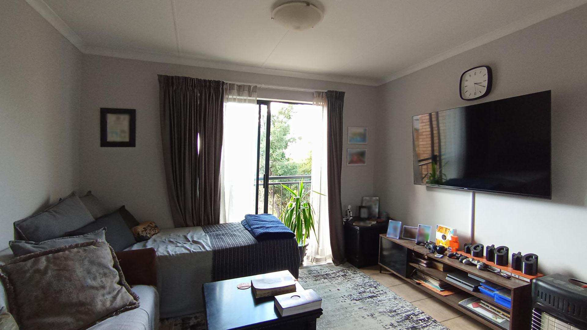 Lounges - 16 square meters of property in Olympus