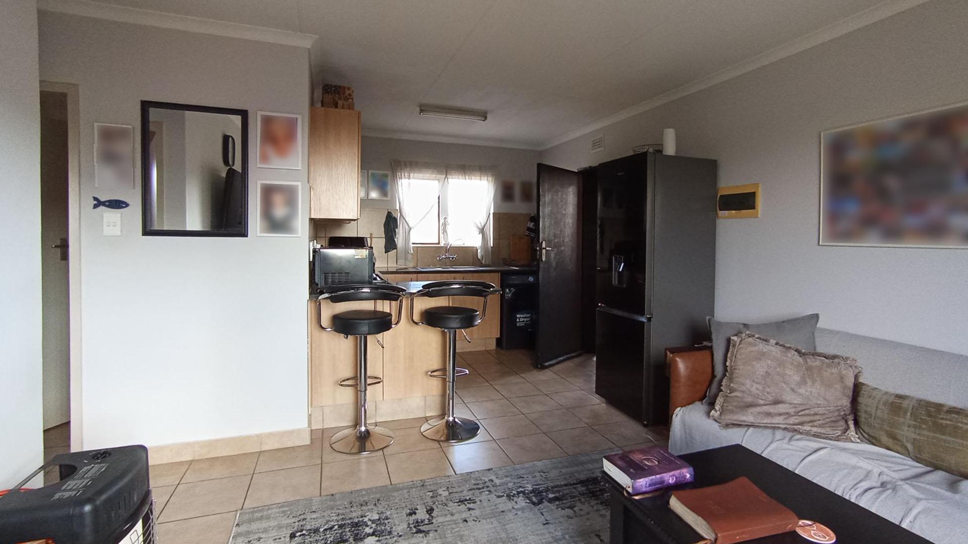 Lounges - 16 square meters of property in Olympus