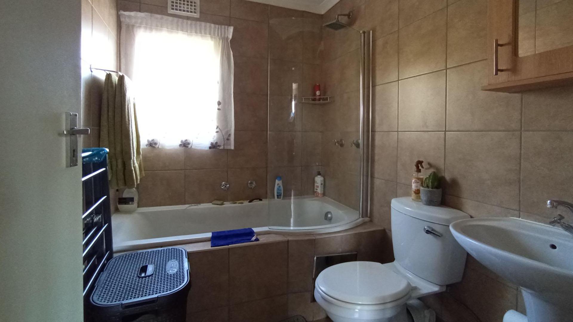 Bathroom 1 - 5 square meters of property in Olympus