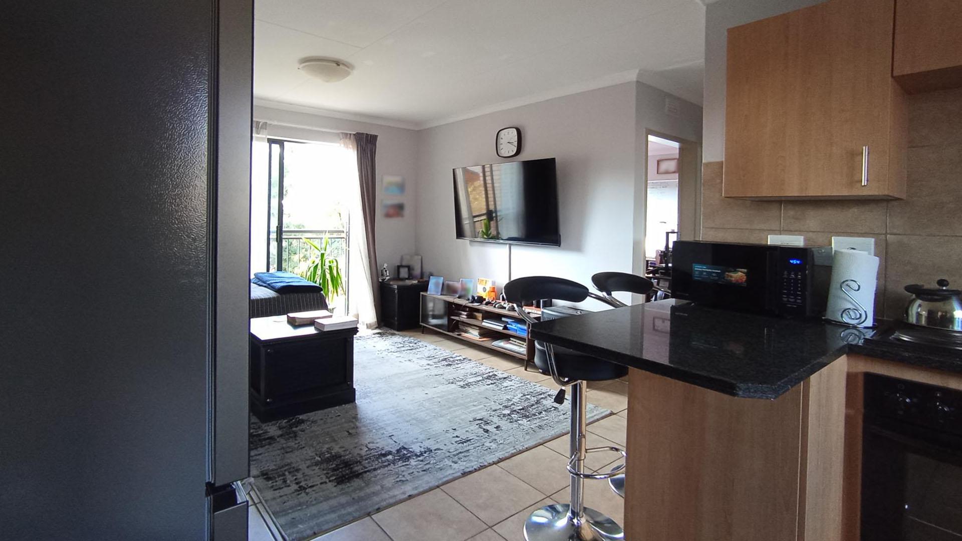 Kitchen - 8 square meters of property in Olympus