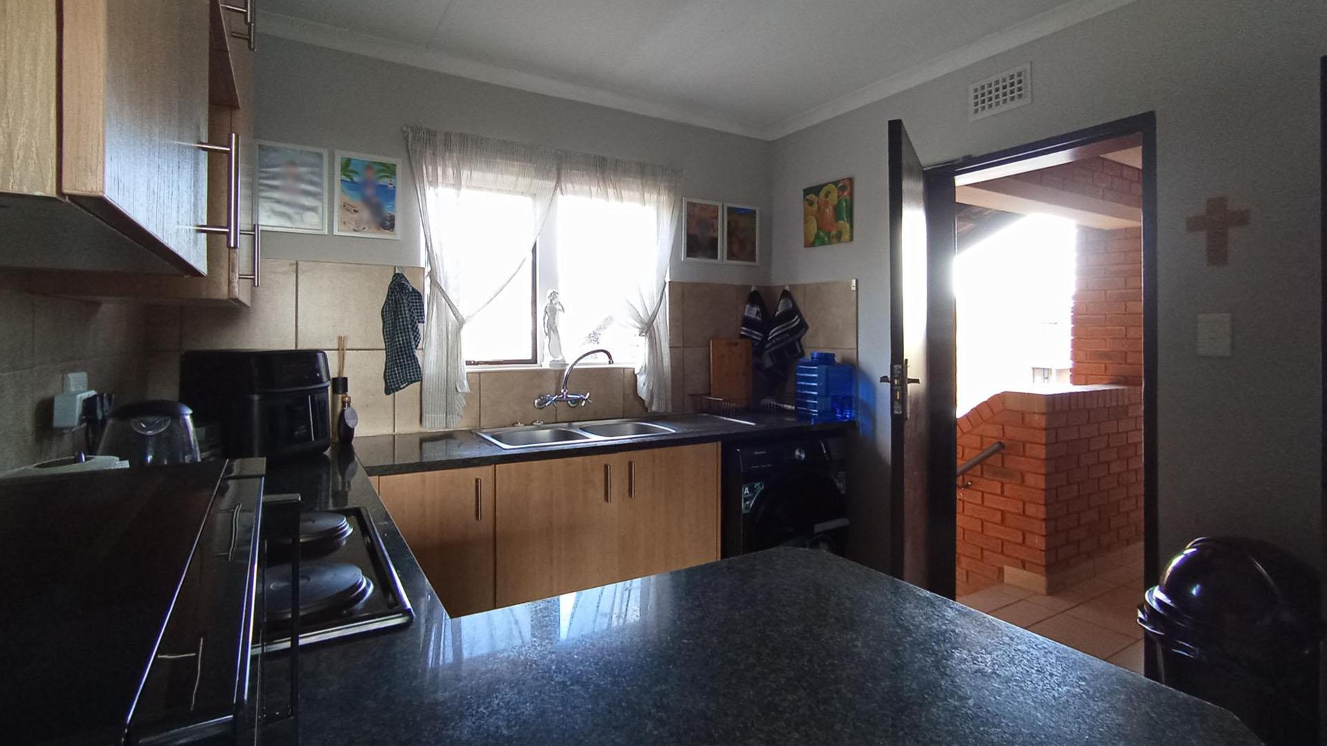 Kitchen - 8 square meters of property in Olympus