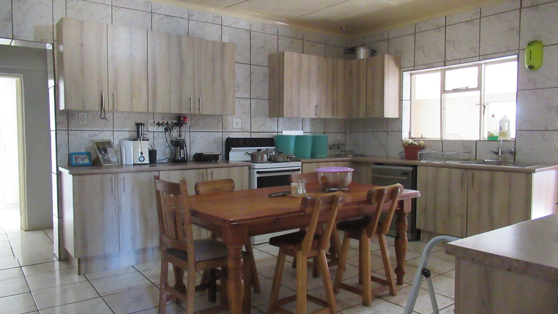 Kitchen - 43 square meters of property in Randfontein