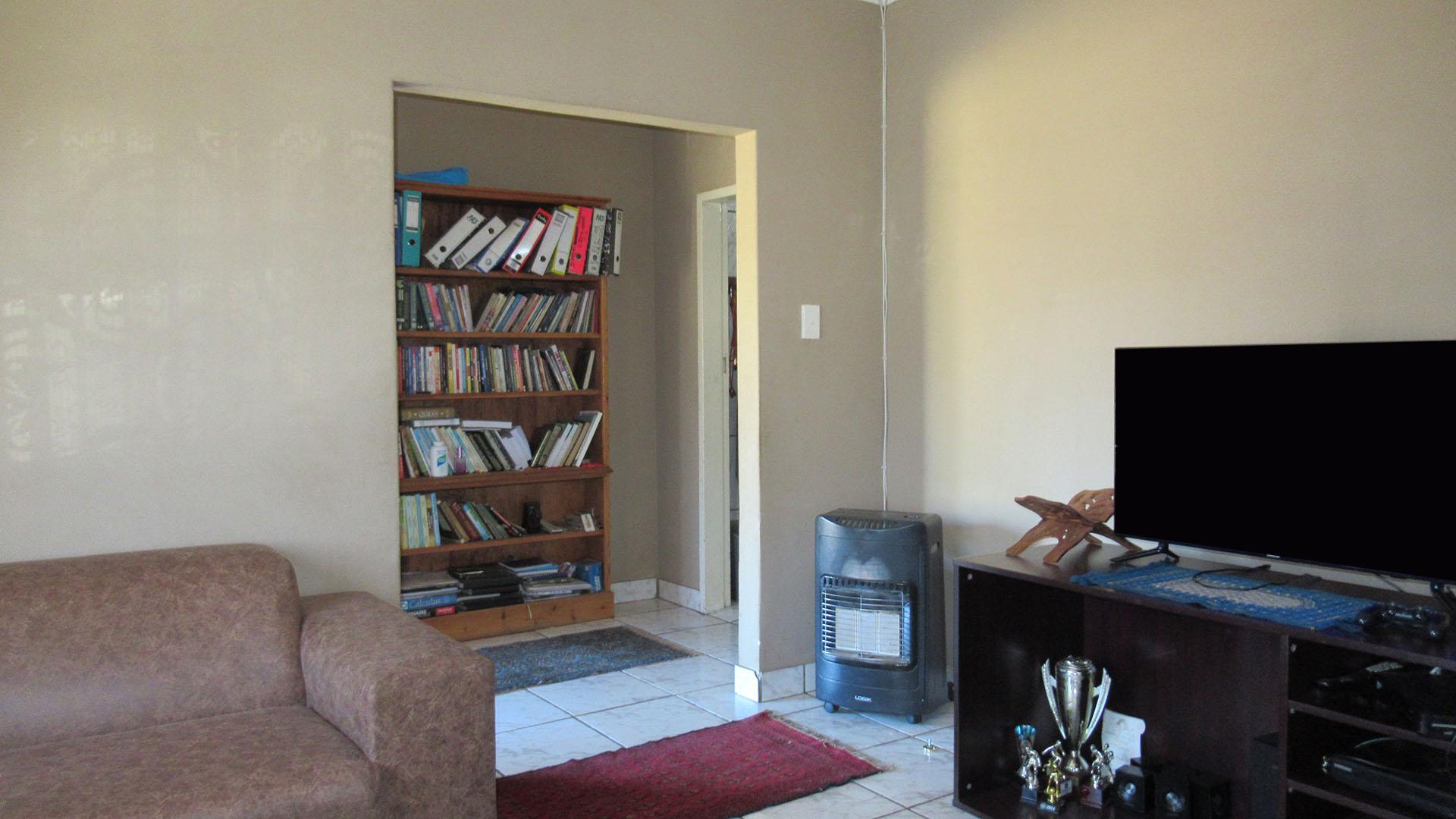 Lounges - 18 square meters of property in Randfontein