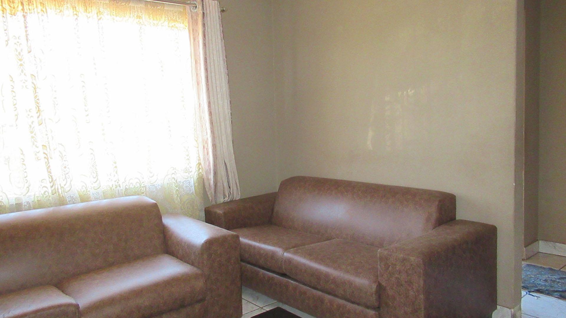 Lounges - 18 square meters of property in Randfontein