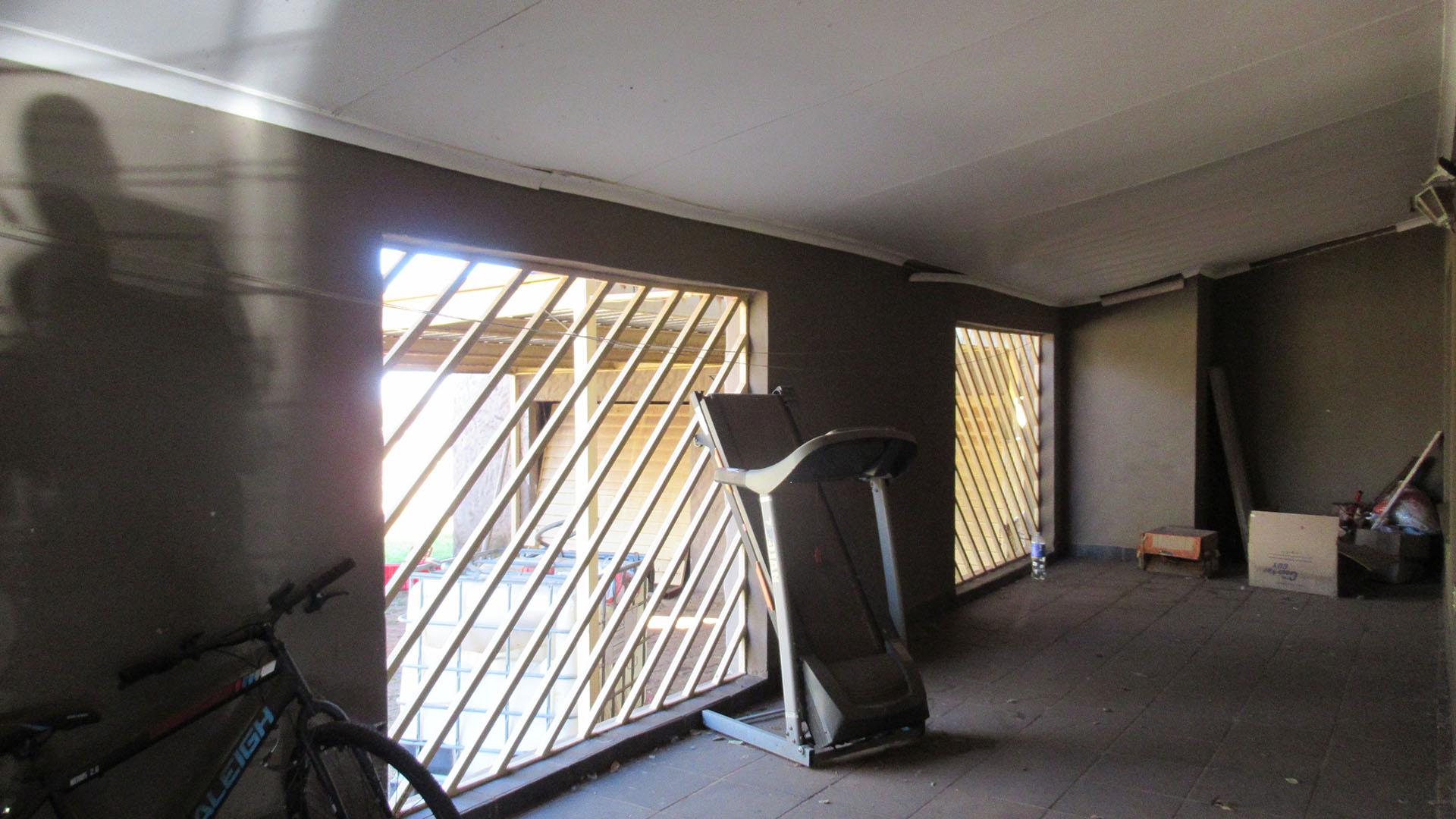 Patio - 34 square meters of property in Randfontein