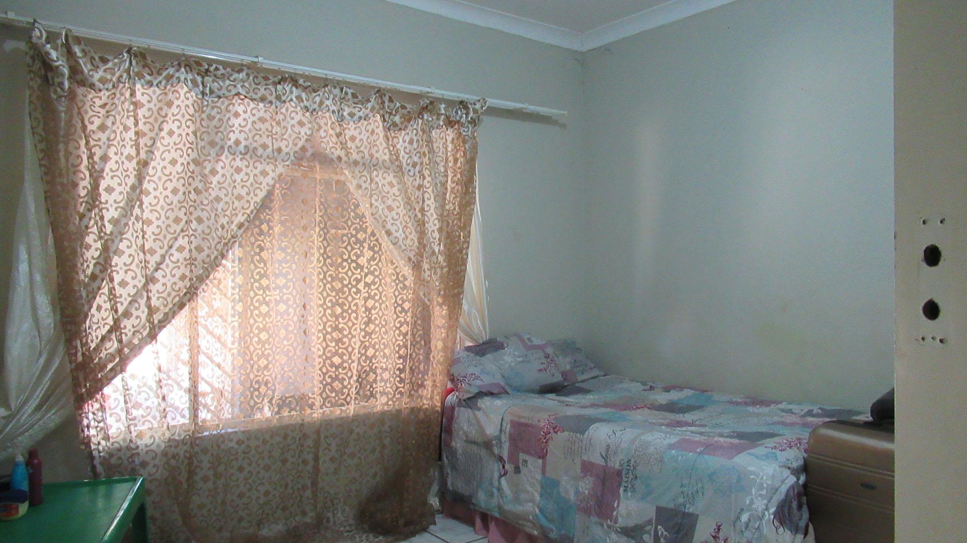 Bed Room 1 - 16 square meters of property in Randfontein