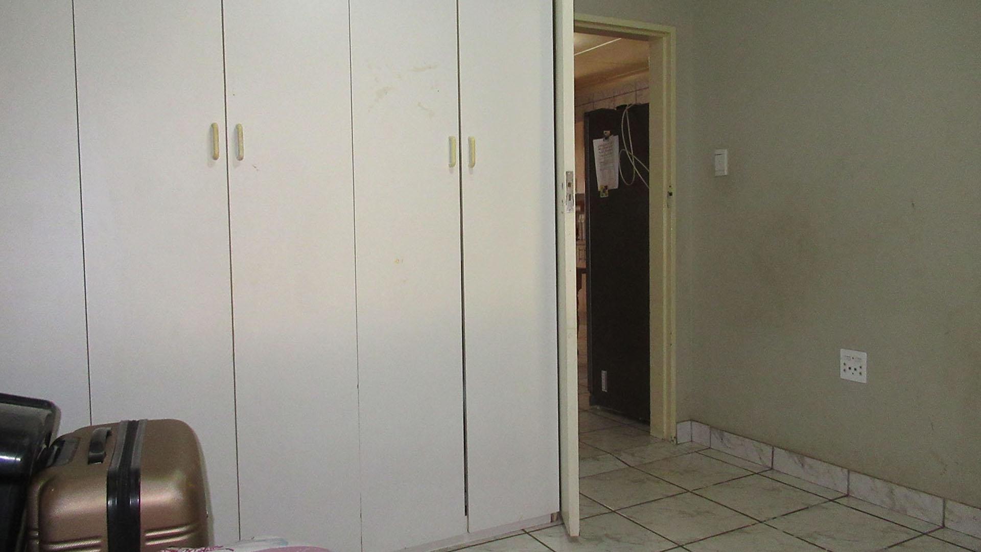 Bed Room 1 - 16 square meters of property in Randfontein