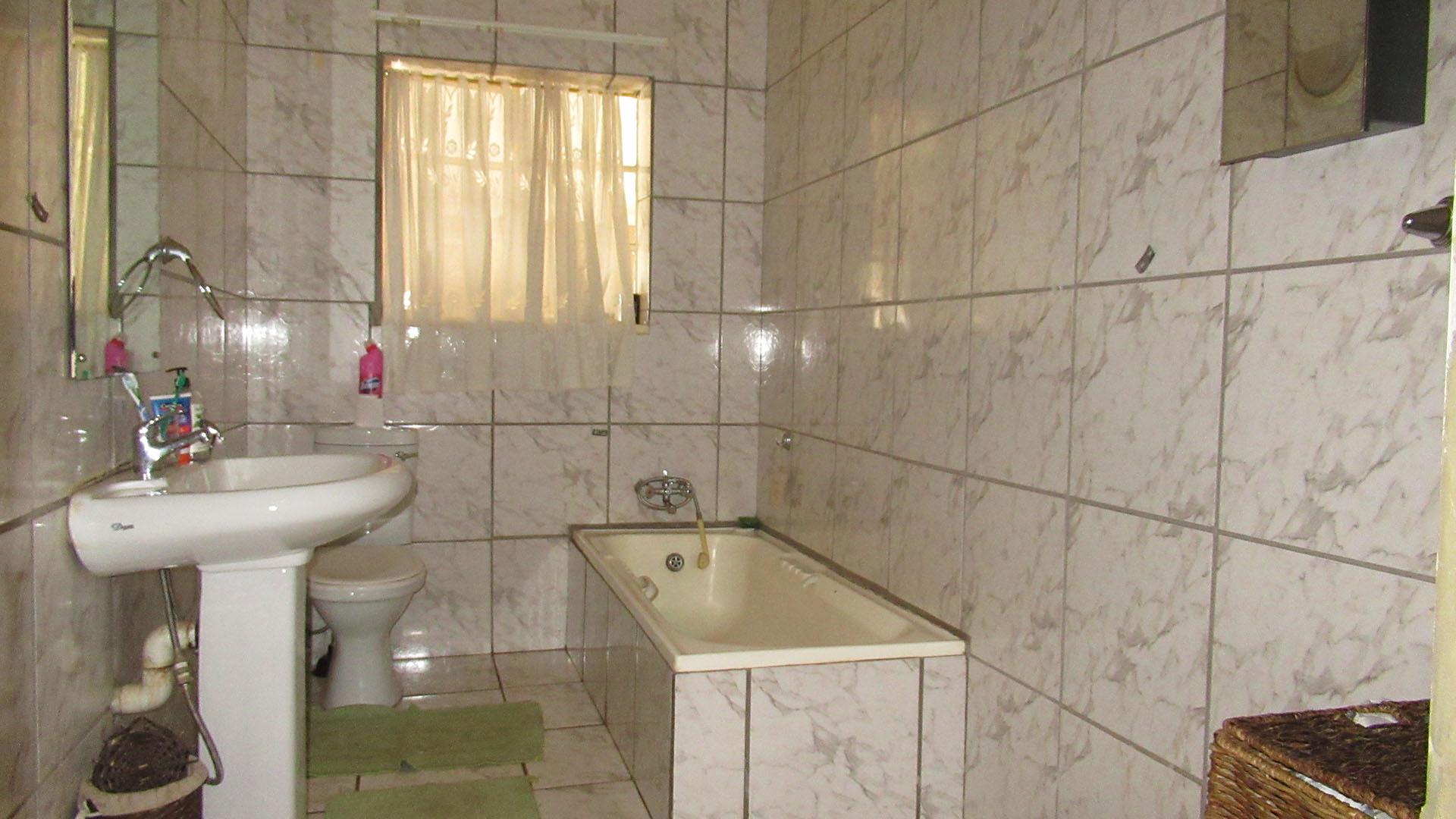 Bathroom 1 - 8 square meters of property in Randfontein