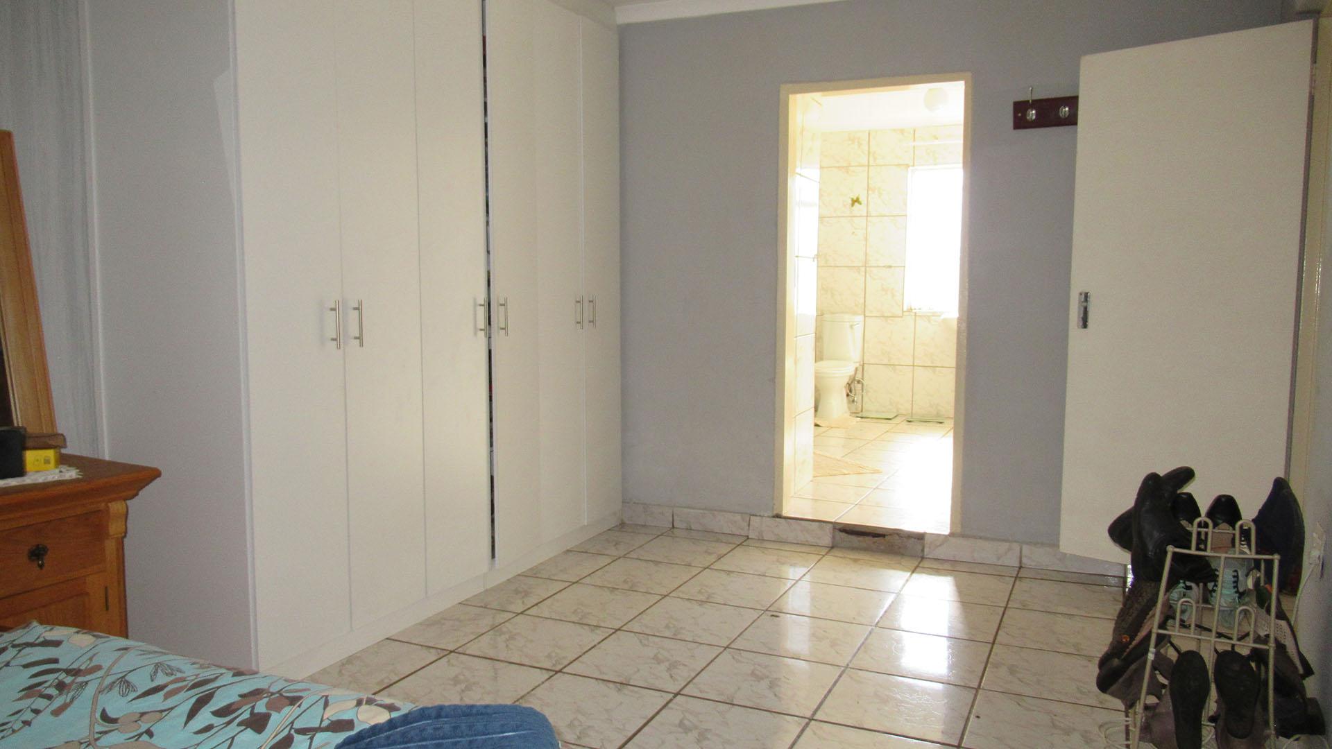 Main Bedroom - 22 square meters of property in Randfontein