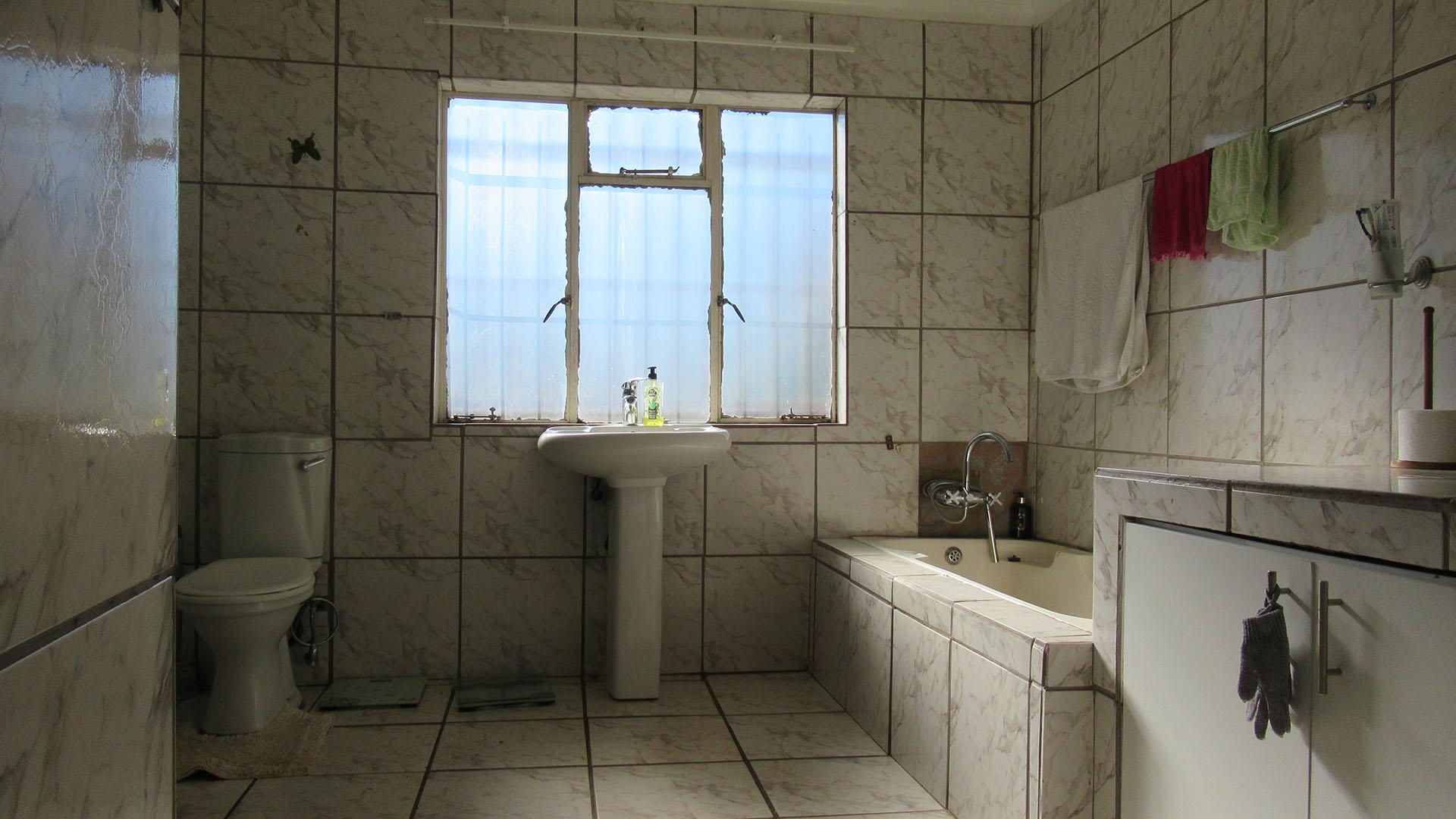 Main Bathroom - 16 square meters of property in Randfontein
