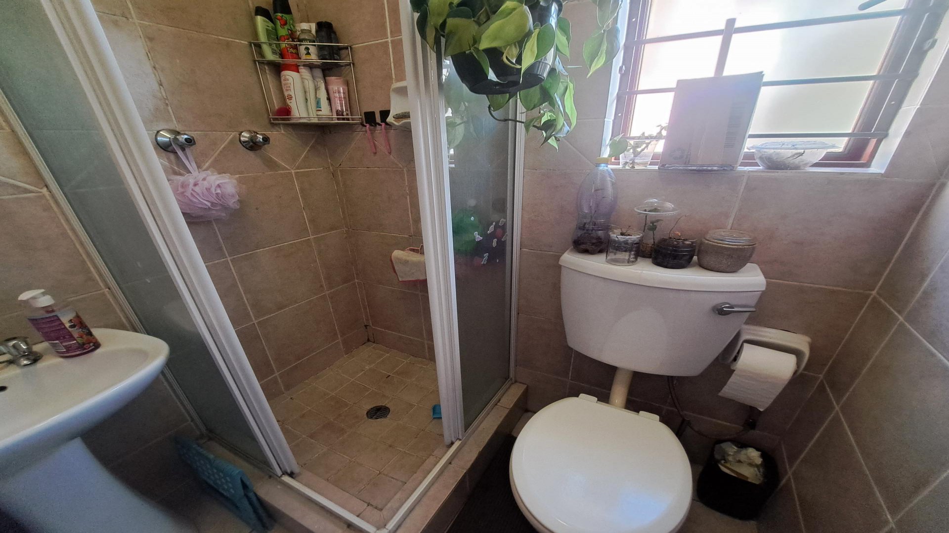 Bathroom 1 of property in North Riding