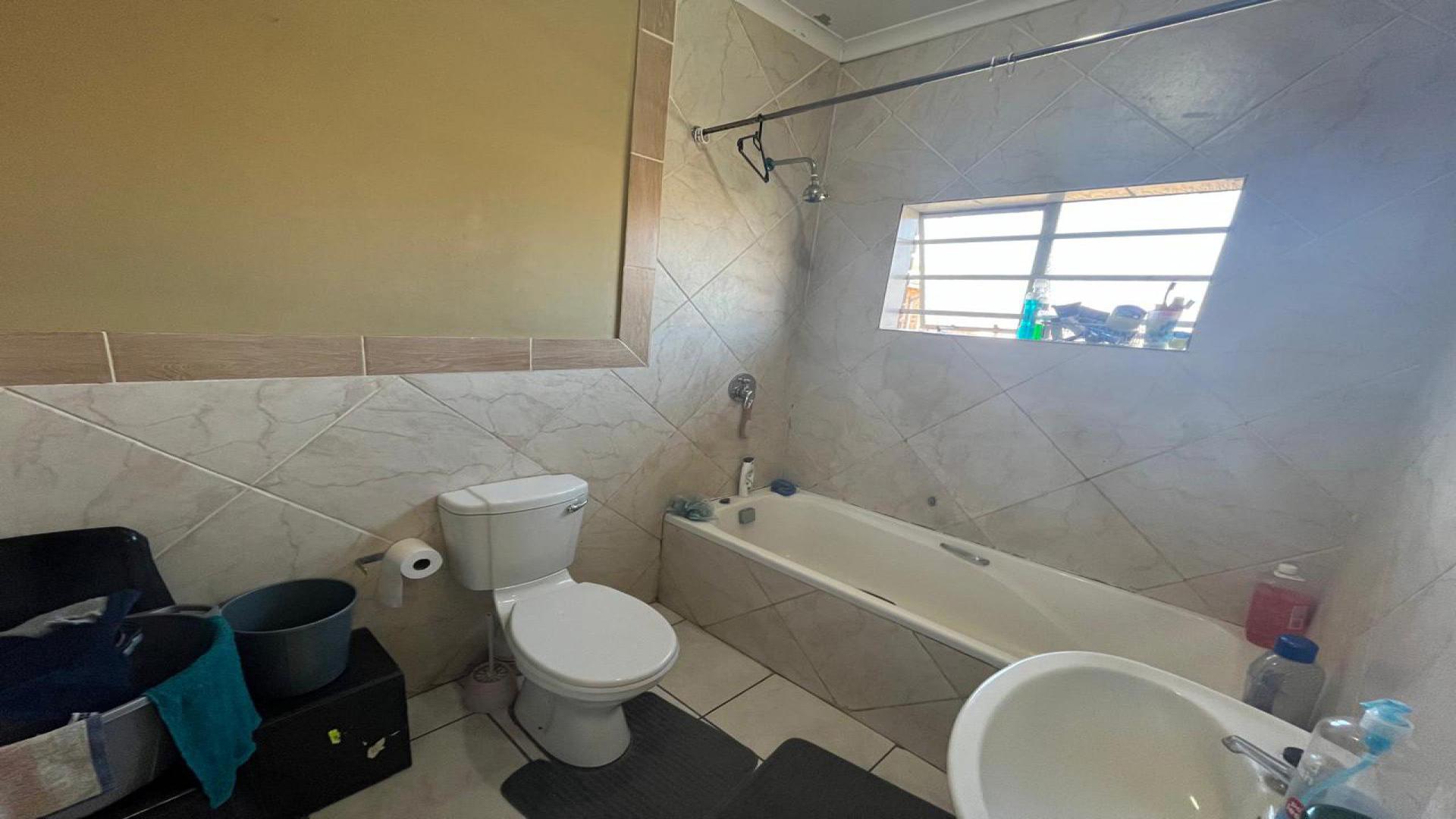Bathroom 1 of property in Kimberley