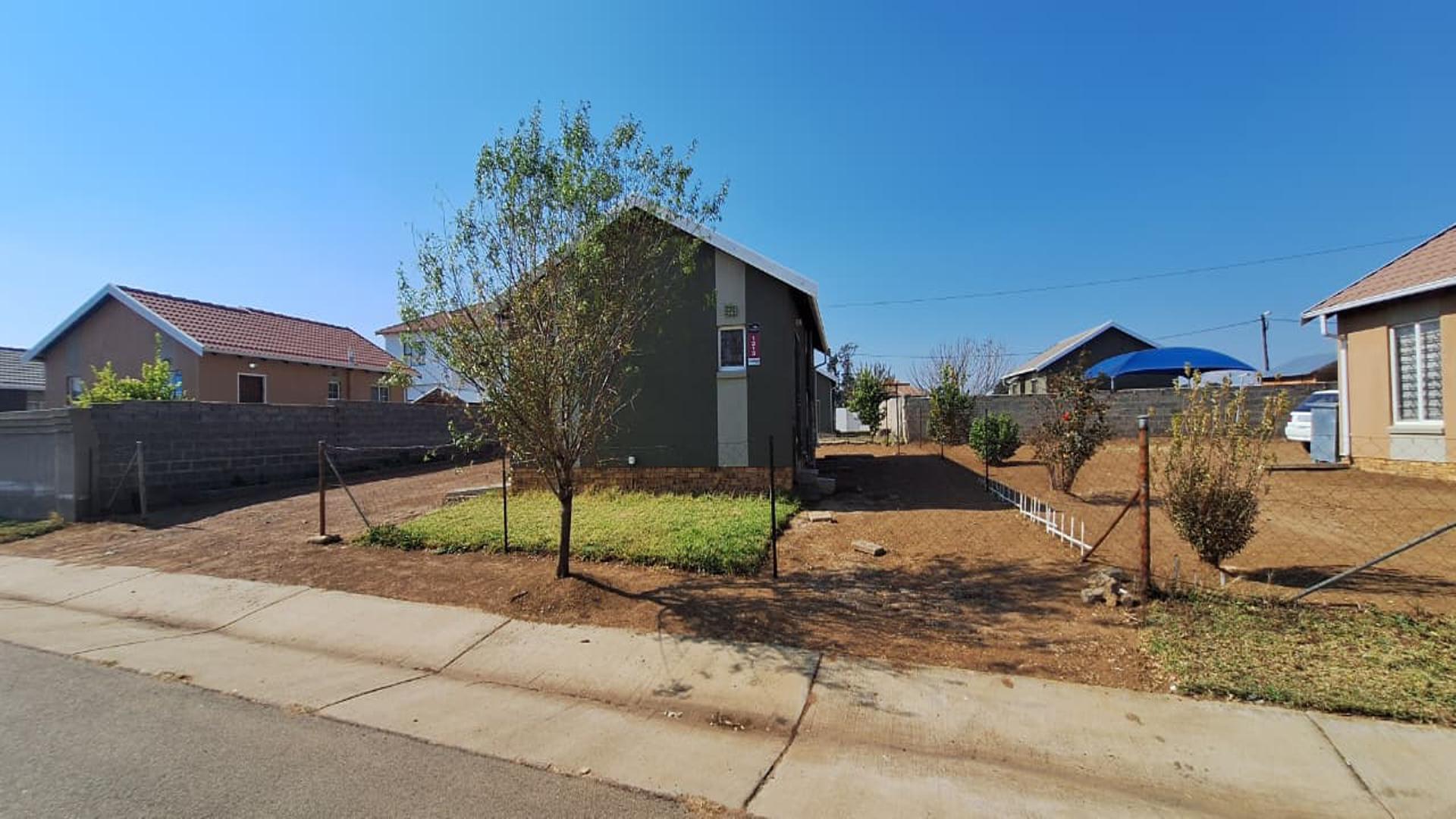 Front View of property in Savanna City
