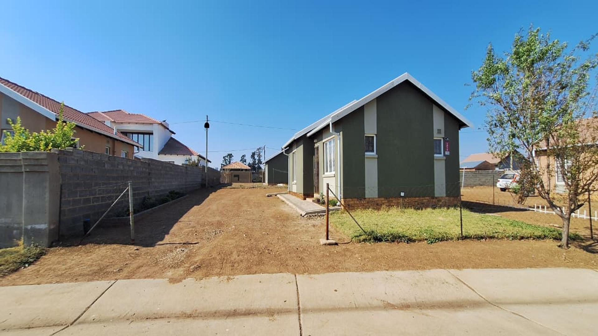 Front View of property in Savanna City